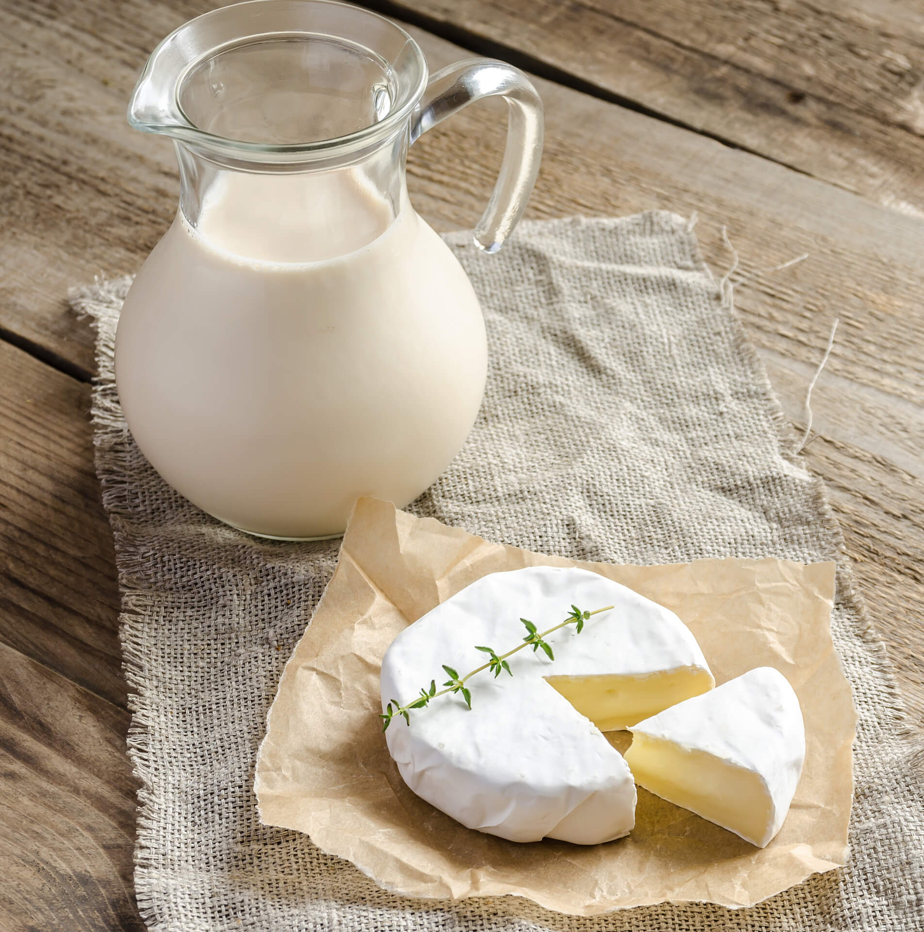 camembert-with-pitcher-of-milk-PZEBXU8-1